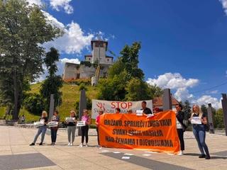 Protesti u Gradačcu nakon najnovijeg slučaja femicida: "Državo spriječi nasilje nad ženama!"