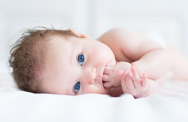 Zašto bebama nakon porođaja opada kosa?