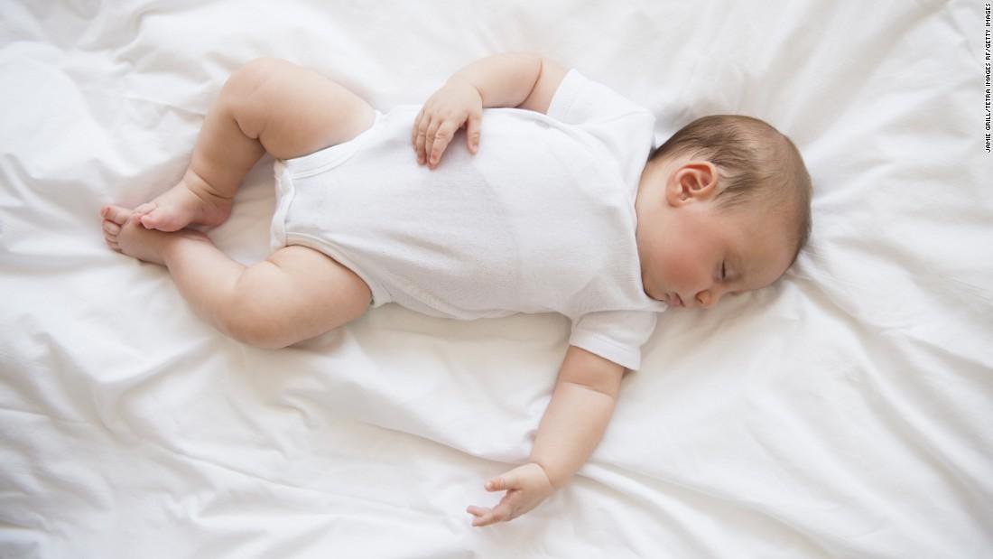 Zašto se bebe trzaju i u snu