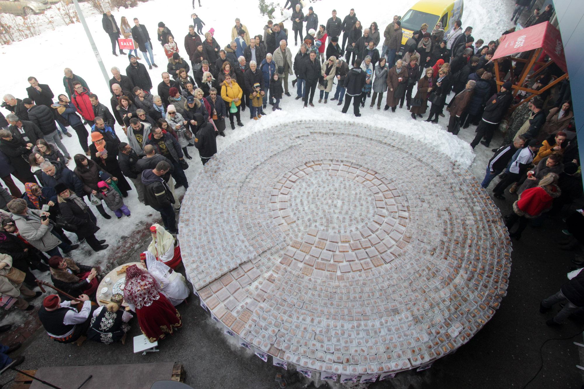 Tuzlaci napravili baklavu od 800 kilograma za Ginisov rekord