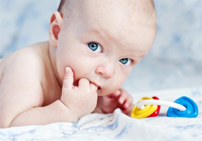 Bebe vole istraživati svoje lice rukama - Avaz