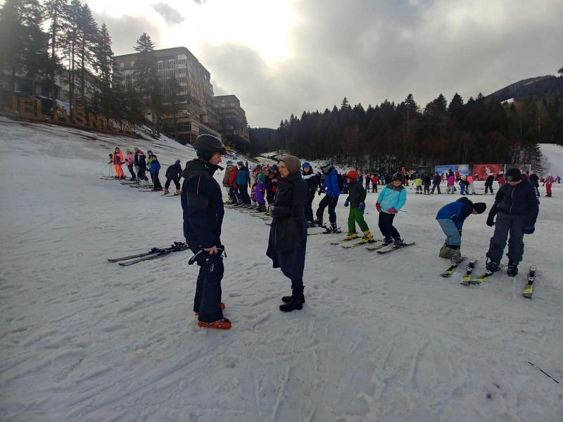 Počela Škola skijanja za više od 4.000 učenika šestih razreda osnovnih škola u KS