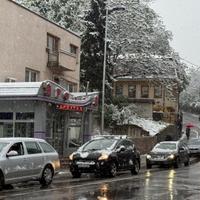 Foto + video / Snijeg preko noći pokrio Tuzlu