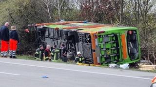 Tragedija u Njemačkoj: Najmanje četiri osobe poginule u prevrtanju autobusa firme "Flixbus"