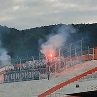Video / Navijači Borca zapalili zastavu Ultrasa i transparentom provocirali navijače Zrinjskog