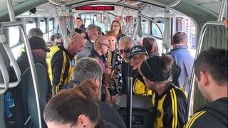 Članovi Dubioze Kolektiv ušli u zagrebački tramvaj i svirali  putnicima