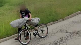 Prizor s Google Street Viewa postao viralan: Je li to on na biciklu prevozi leš