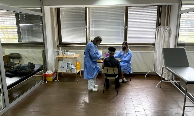 U Tuzli u toku vakcinacija građana starosne dobi preko 75 godina