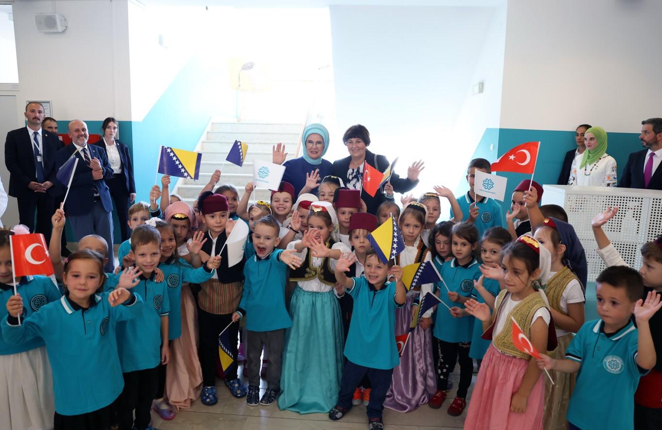 Supruga turskog predsjednika posjetila Marif škole i Centar “Vladimir Nazor“ u Sarajevu