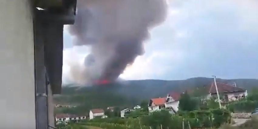 Veliki požar kod Imotskog: Kanaderi stigli u pomoć, 70-ak vatrogasaca na terenu