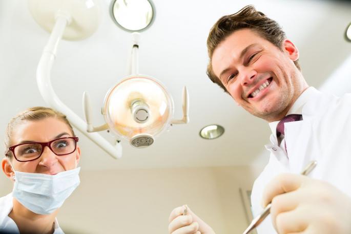 Uznemirujući video: Zubar povukao usnu pacijenta i vidio je nešto užasno