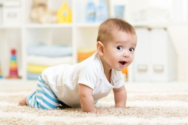 Kada bebe počinju puzati i kako ih potaknuti ako je potrebno?