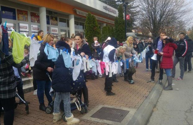Protesti porodilja u Banjoj Luci: Nezadovoljne majke okačile štrik ispred Vlade RS