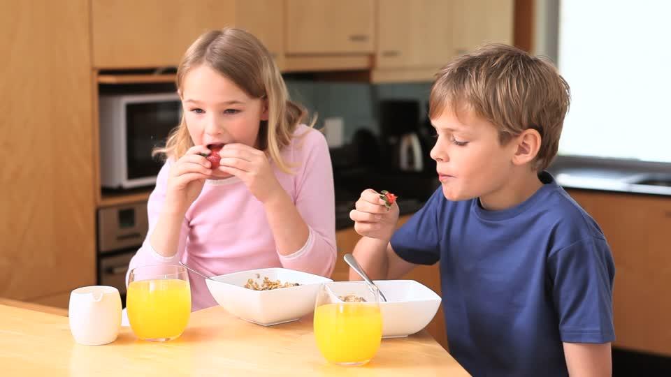 Dječaci i djevojčice do devete godine trebaju istu količinu hrane
