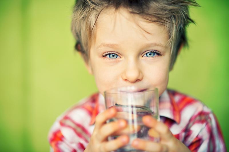 Pretiloj djeci dajte vodu, a ne sokove