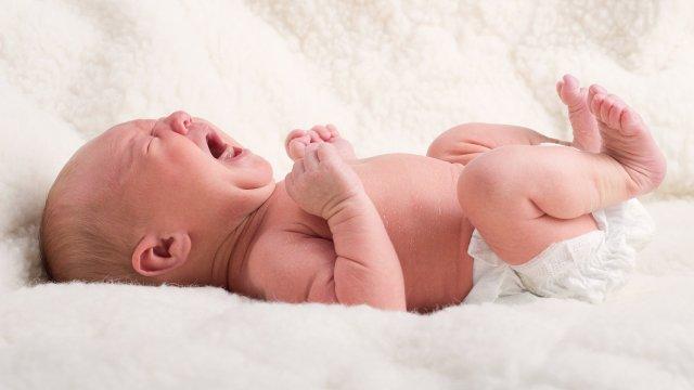 Grčevi kod bebe: Bez panike, to je samo progutani zrak