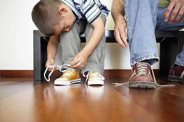 Kako naučiti dijete da veže pertle na cipelama