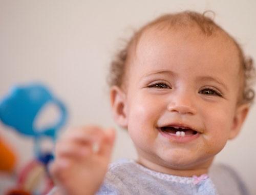 Bebi rastu prvi zubići – šta treba znati