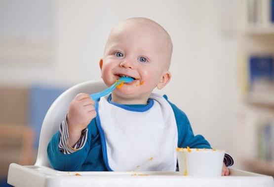 Kako će dijete naučiti da jede kašikom