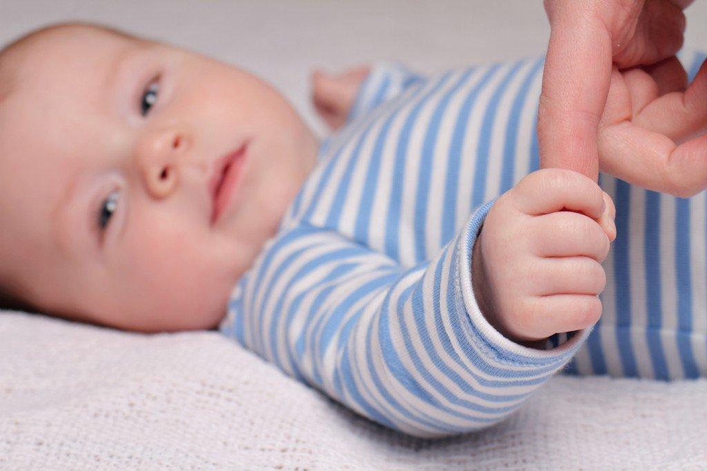 Zašto novorođenče ne ispruža prste