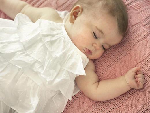 Koji je najbolji položaj za spavanje novorođenčeta