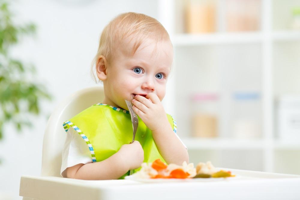 Najpogodniji period za uvođenje novih namirnica u bebinu ishranu je nakon šestog mjeseca - Avaz