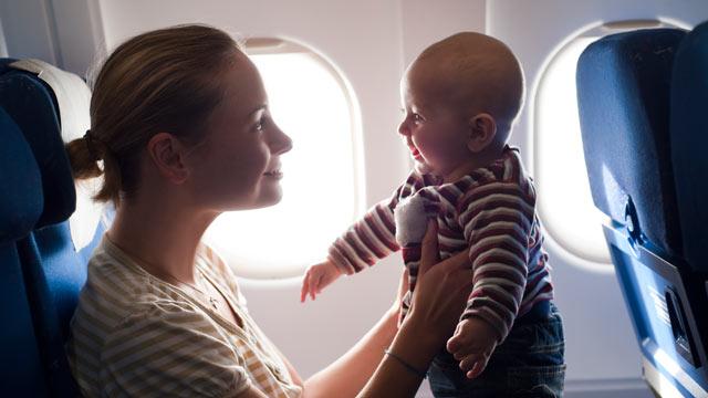 S bebom u avionu
