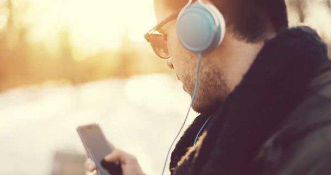 Skoro polovina mladih između 12 i 35 godina svakodnevno sluša muziku na mobilnim telefonima - Avaz