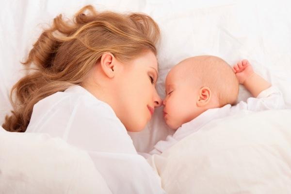 Zajedničko spavanje roditelja i bebe utječe na san i jednog i drugog - Avaz
