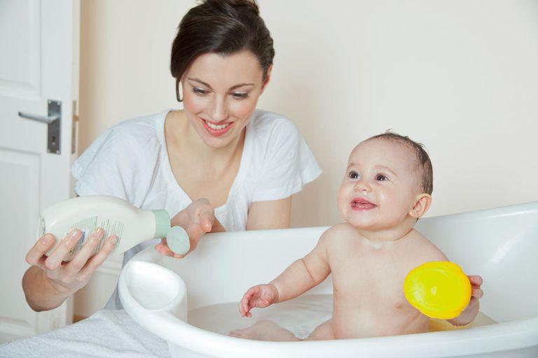 Kada bebu kupate, izbjegavajte pjenušave kupke i sapune - Avaz