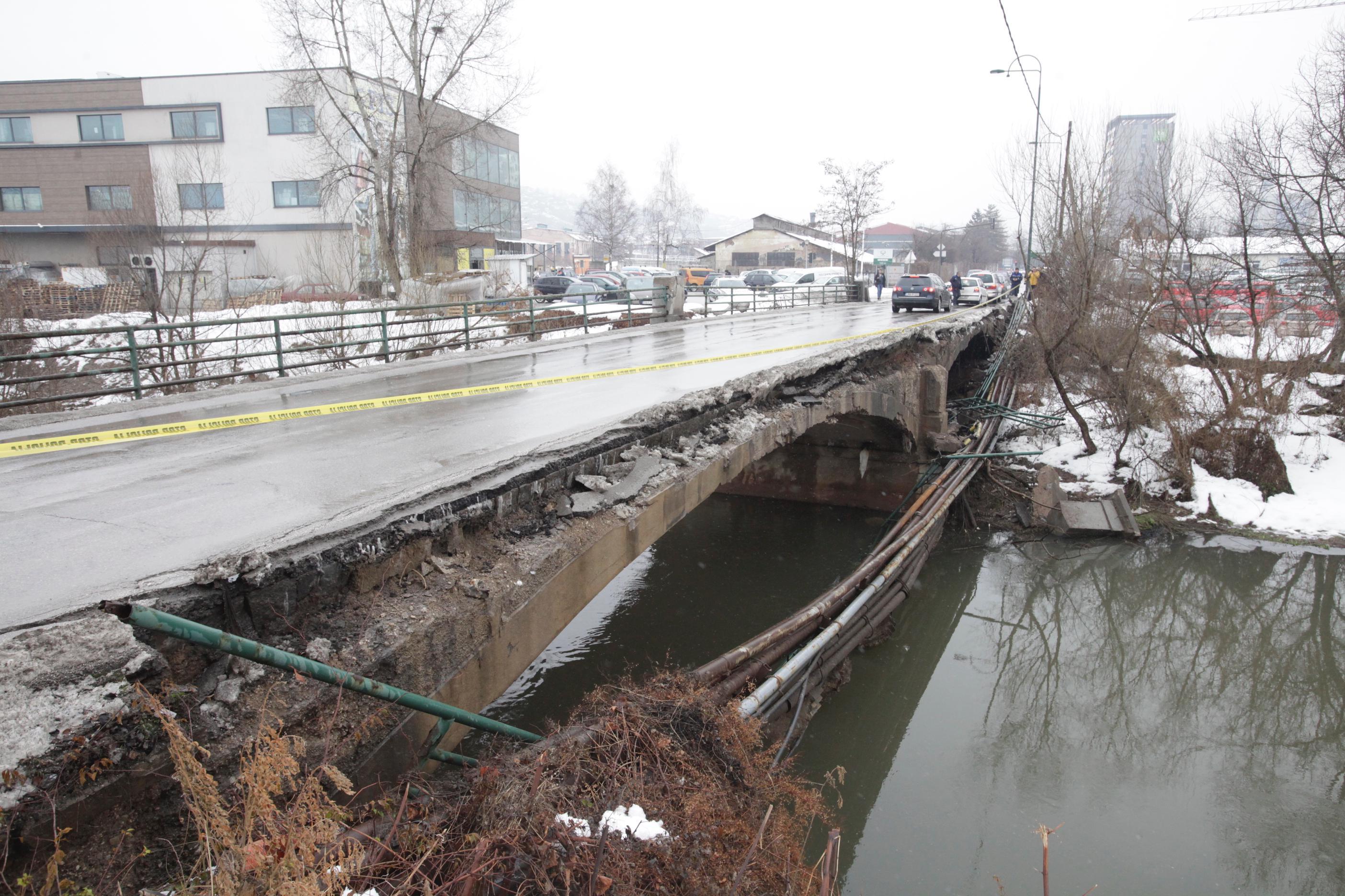 Srušio se dio mosta u Halilovićima, ekipe „Sarajevogasa“ zatvaraju plin