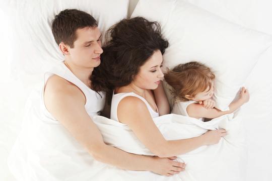 Spavanje u istom krevetu zbližava porodicu - Avaz