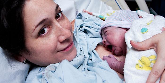 Bebu poslije porođaja treba staviti majci na grudi - Avaz
