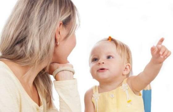Oponašajući roditelje, dijete uči prve riječi