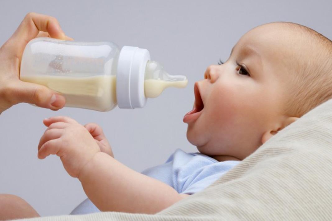 Dijete teško 4.500 grama trebalo bi popiti 850 ml mlijeka dnevno - Avaz