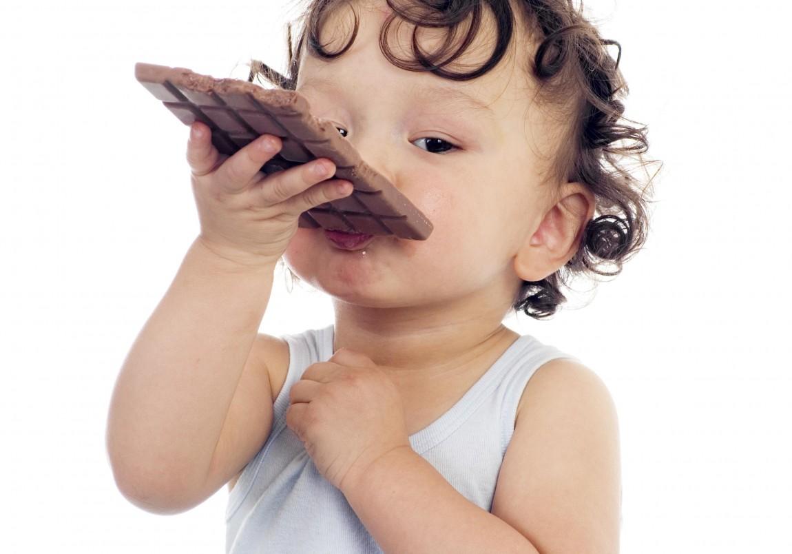 Ne dajite bebi čokoladu i druge slatkiše - Avaz