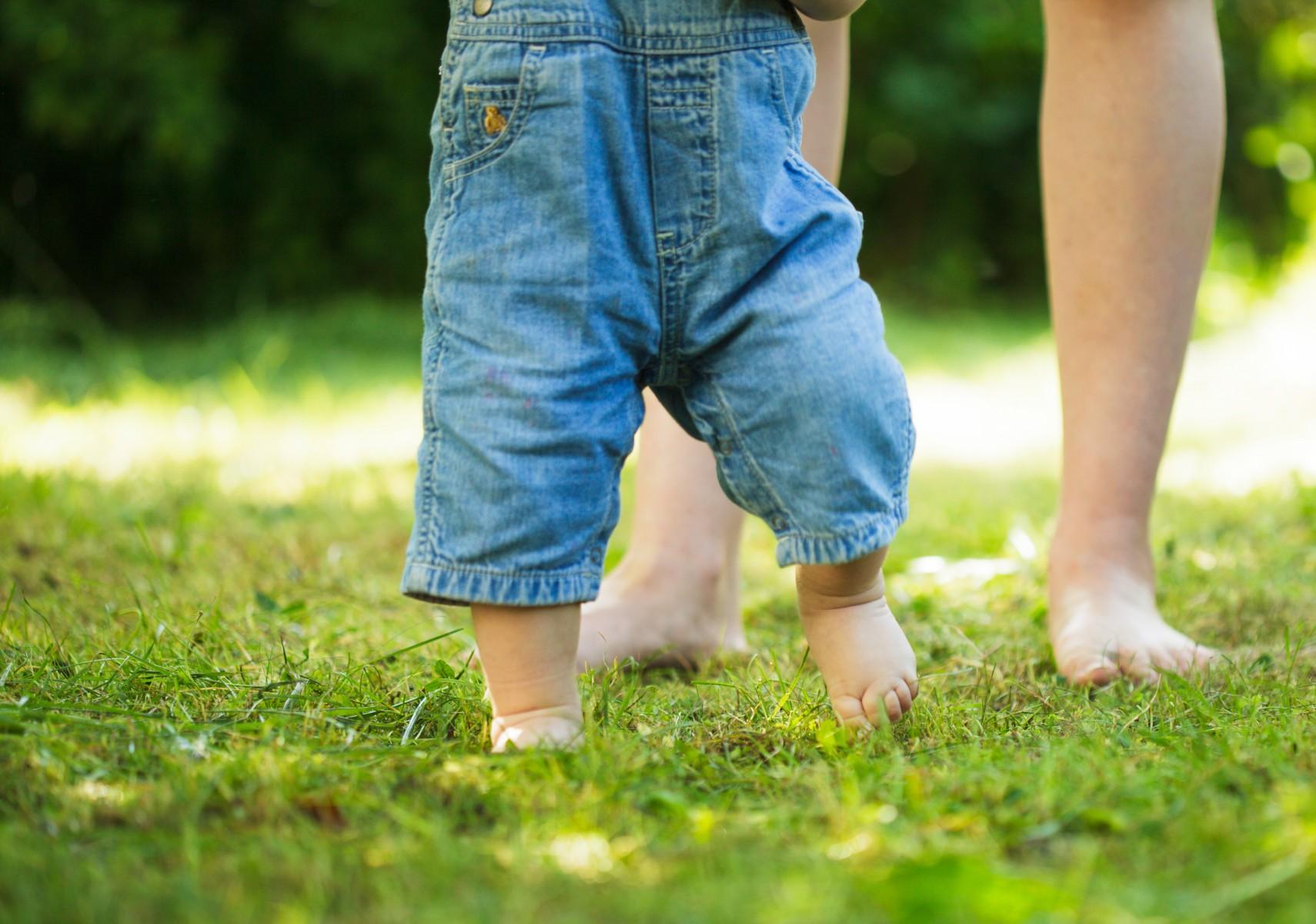 Bosonogo hodanje nosi brojne benefite: Pustite djecu da osjete tlo pod stopalima