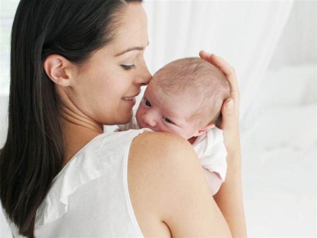 Bebe vole biti u majčinom naručju - Avaz