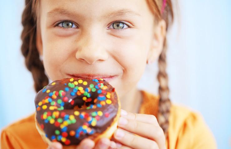 Mnoga djeca pretjerano jedu slatkiše - Avaz