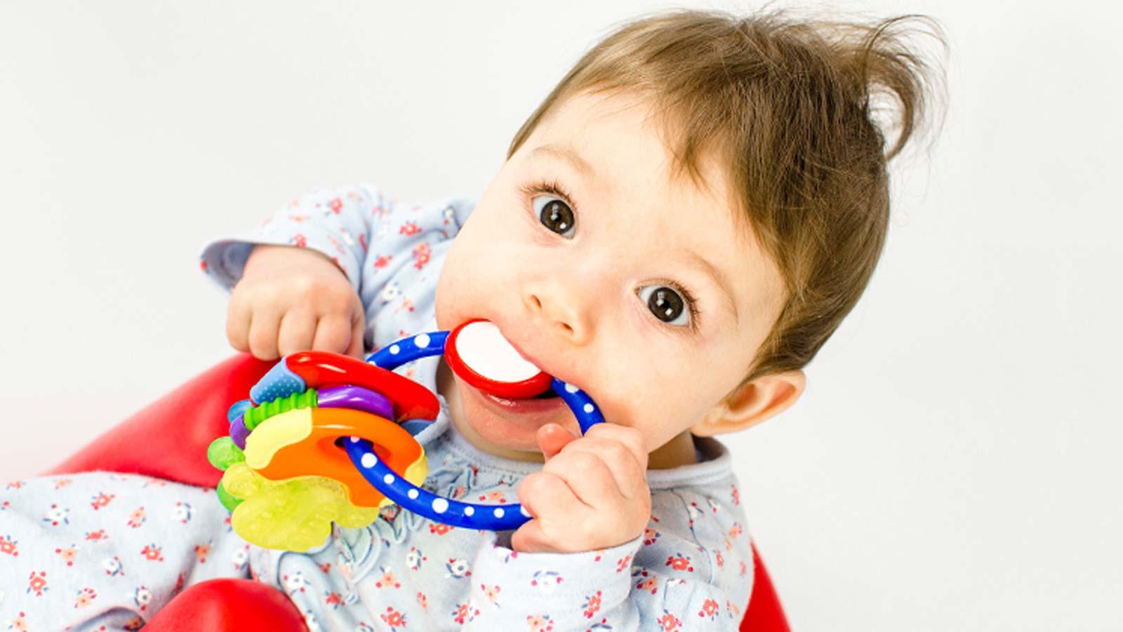 Beba trpa sve dostupne tvrde predmete u usta - Avaz