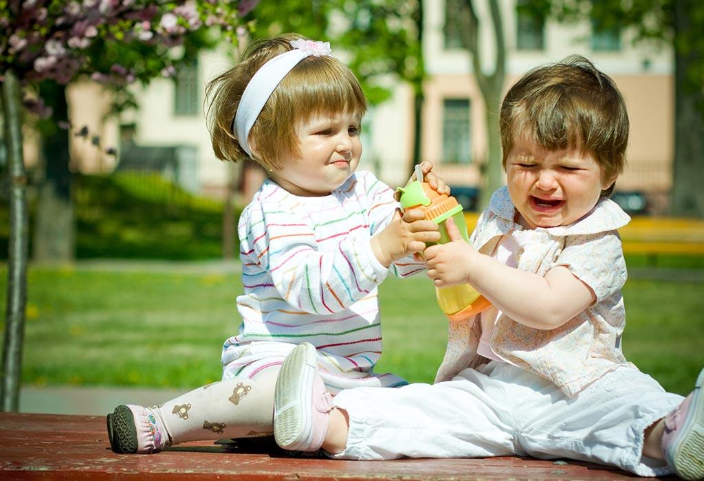 Evo kako da spriječite da vam djetetu otimaju igračku iz ruku