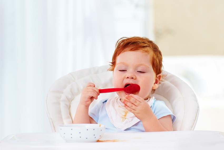 Kako dijete naučiti da jede kašikom