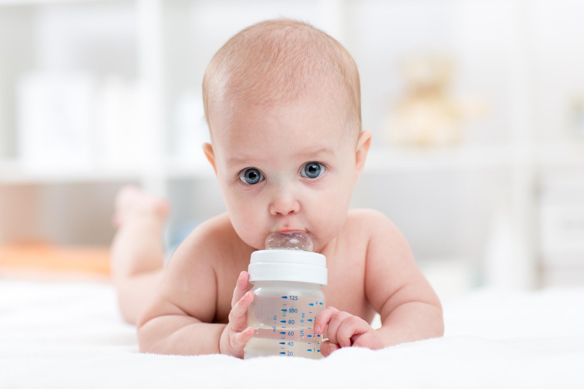 Bebi nemojte davati vodu pola sata prije obroka - Avaz