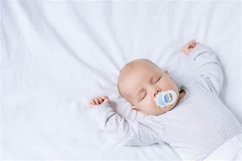 Zašto se bebe trzaju i u snu