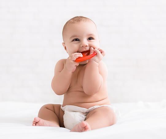 Beba kojoj rastu zubi u usta stavlja svaki predmet koji joj dođe pod ruku - Avaz