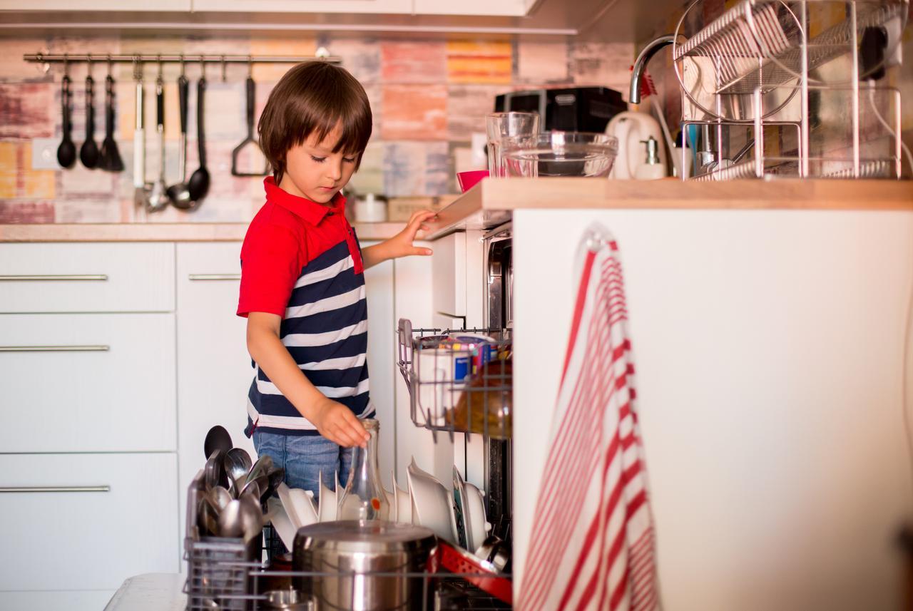 Naučite djecu da vam pomažu u kućanskim poslovima