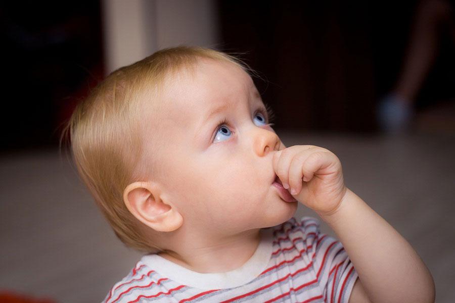 Bebe i mala djeca nalaze utjehu u sisanju palca - Avaz