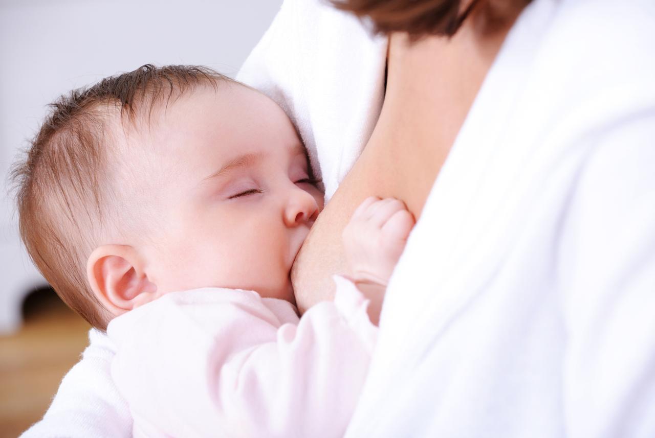 Često stavljanje bebe da doji podstiče stvaranje prolaktina u maminom organizmu - Avaz