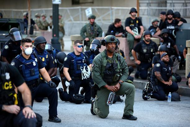 Zapanjujući prizori iz SAD: Policajci masovno kleče na ulicama
