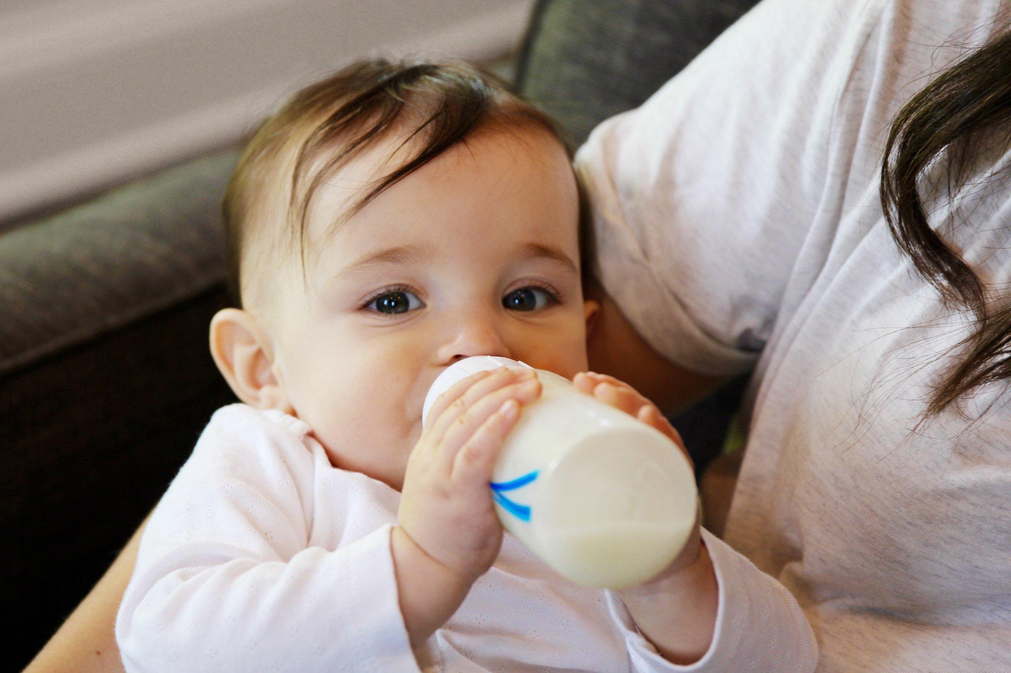 Djeca koja se hrane na flašicu samo se udobno smjeste i gutaju vještačko mlijeko - Avaz